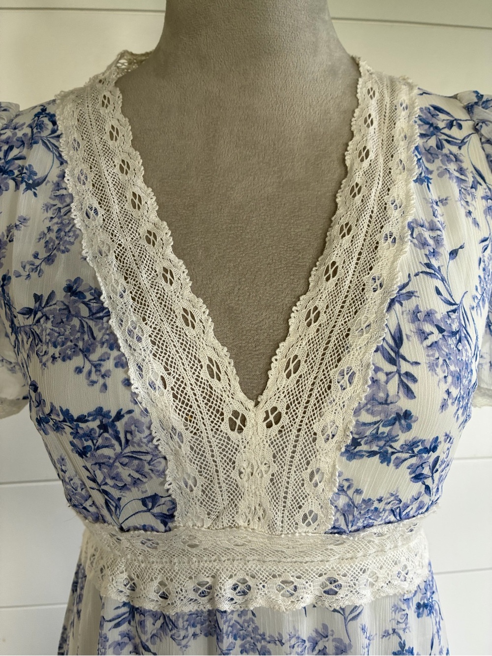 Taylor White and Light Blue Floral Lace-Trim Maxi Dress Sz 2 - Picture 5 of 10